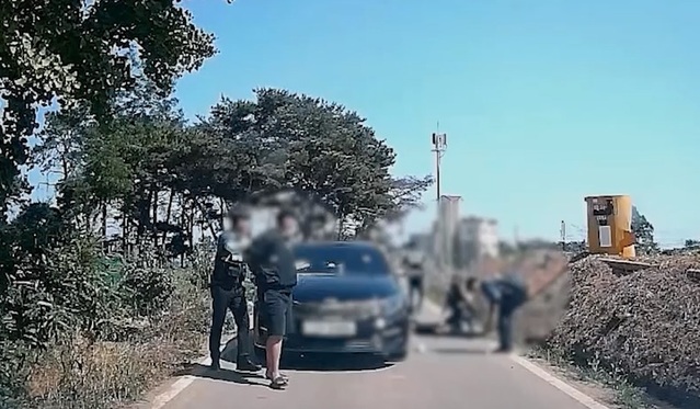 ▲ 경찰 추격전 끝에 10대 청소년들을 검거하고 있다.ⓒ당진경찰서