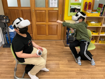 ▲ 학생들이 가상현실(VR)에서 화재 안전체험을 하고 있다.ⓒ세종교육청