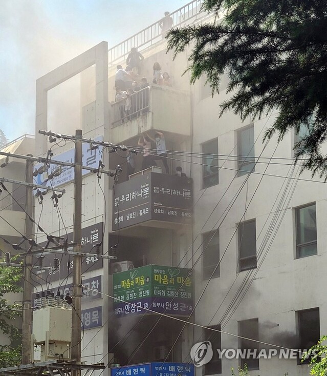 ▲ 9일 대구 수성구 범어동 대구지방법원 인근 변호사 사무실 빌딩에서 불이나 시민들이 옥상 부근에서 구조를 기다리고 있다. ⓒ연합뉴스