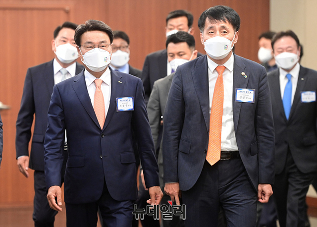 ▲ 최정우 포스코그룹 회장(앞줄 왼쪽)이 일진머티리얼즈 인수설에 대해 일축했다. ⓒ뉴데일리DB