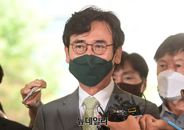 ▲ 한동훈 법무부 장관의 명예를 훼손한 혐의로 재판에 넘겨진 유시민 전 노무현재단 이사장이 9일 오후 서울 마포구 서울서부지법에서 열린 1심 공판에 출석하며 취재진의 질문에 답하고 있다.ⓒ정상윤 기자