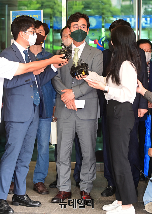 ▲ 한동훈 법무부 장관의 명예를 훼손한 혐의로 재판에 넘겨진 유시민 전 노무현재단 이사장이 9일 오후 서울 마포구 서울서부지법에서 열린 1심 공판에 출석하며 취재진의 질문에 답하고 있다.ⓒ정상윤 기자