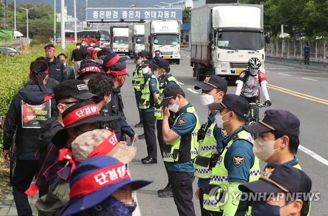 ▲ 현대자동차 울산공장 앞에서 화물연대 조합원들이 선전전을 벌이고 있다. ⓒ연합뉴스