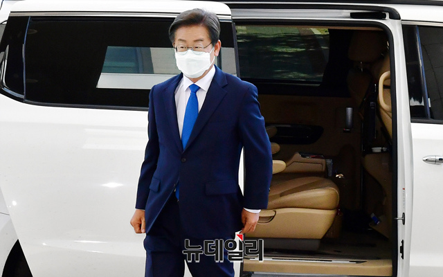 ▲ 이재명 더불어민주당 의원이 7일 오전 국회 의원회관에 도착해 차에서 내리고 있다. ⓒ이종현 기자