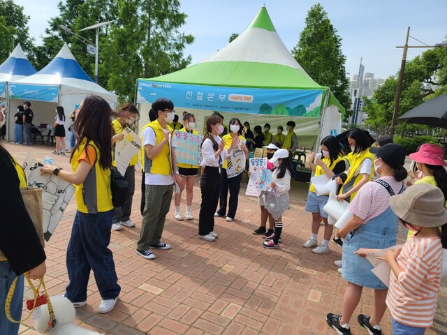 ▲ 대구보건대학교(총장 남성희) 반려동물보건관리학과는 지난달 28일 울산시 태화강 국가정원 왕버들마당에서 ‘2022 푸른축제’ 개최에 앞서 반려동물 등록과 유기동물 발생 방지를 위한 캠페인을 펼쳤다.ⓒ대구보건대