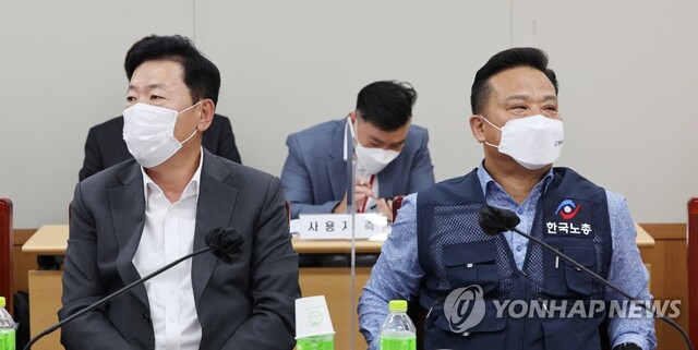 ▲ 9일 오후 정부세종청사 최저임금위원회 회의실에서 열린 제3차 전원회의에서 사용자위원인 류기정 한국경영자총협회 전무(왼쪽)와 근로자위원인 이동호 한국노총 사무총장이 서로 다른 곳에 시선을 두고 있다.ⓒ연합뉴스