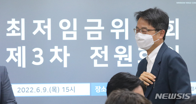 ▲ 9일 오후 정부세종청사 최저임금위원회 회의실에서 열린 3차 전원회의에 박준식 위원장이 입장하고 있다.ⓒ뉴시스