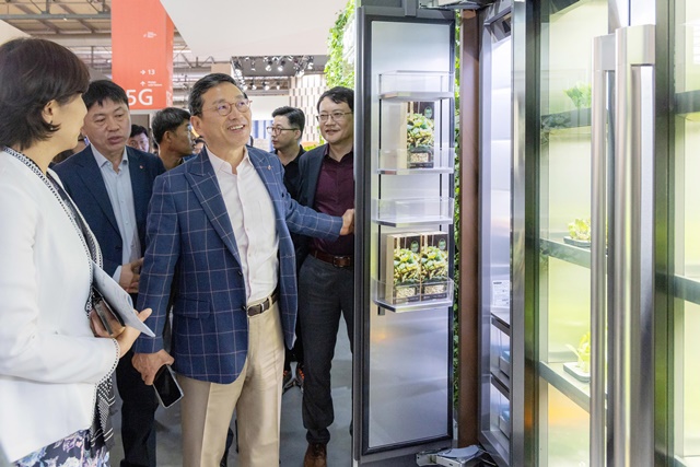 ▲ 조주완 LG전자 사장(가운데)이 이탈리아에서 열린 '밀라노 디자인 위크 2022'에서 LG전자 전시부스를 찾아 식물생활가전 컨셉 제품을 살펴보고 있다. ⓒLG전자