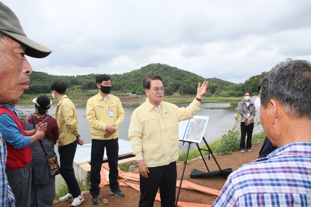 ▲ 김하수 청도군수 당선인은 지난 6일 최근 지속되는 가뭄으로 피해가 우려되는 이서면 풍양저수지와 청도읍 팔치저수지 등을 잇따라 찾아 현장 점검을 실시했다.ⓒ청도군