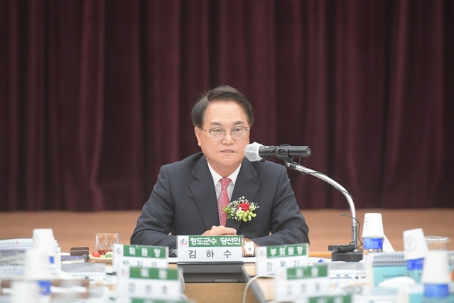 ▲ 김하수 청도군수 당선인은 “민선8기 출범에 따른 군정목표 설정, 공약사항 등 군정 운영의 미래 설계를 위해 빠른 시일 내 군정 현황을 파악하는 데 초점을 맞췄다”고 인수위 구성을 설명했다.ⓒ청도군