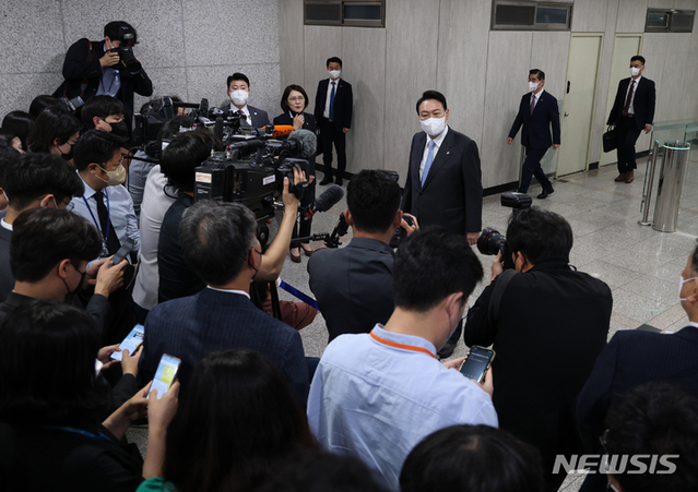 ▲ 윤석열 대통령이 취임 한달을 맞은 10일 서울 용산 대통령실 청사로 출근하며 취재진 질문에 답하고 있다. ⓒ뉴시스