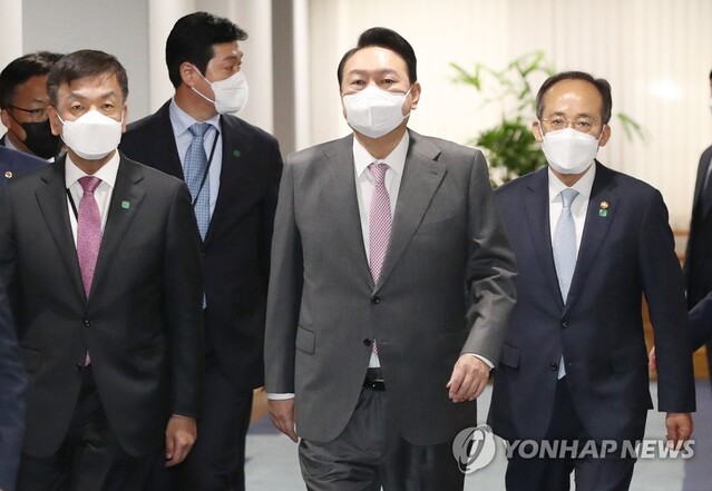 ▲ 지난달 13일 윤석열 대통령이 첫 대외 현장 행보로 서울 중구 명동 국제금융센터에서 열린 거시금융상황 점검회의에 참석하고 있다. 왼쪽은 최상목 경제수석, 오른쪽은 추경호 경제부총리 겸 기획재정부 장관.ⓒ연합뉴스