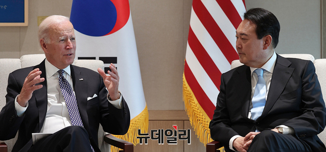 ▲ 윤석열 대통령(오른쪽)이 지난달 21일 오후 방한중인 조 바이든 미국 대통령과 용산 대통령 집무실에서 첫 한미정상 회담을 갖고 있다. ⓒ뉴데일리DB