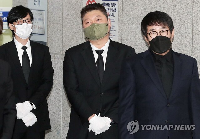 ▲ 10일 서울 종로구 서울대학교병원 장례식장에서 엄수된 '국민 MC' 방송인 고(故) 송해의 발인식에 최양락, 강호동, 유재석이 참석해 있다. ⓒ연합뉴스