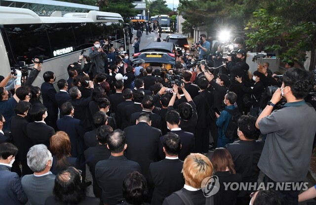 ▲ 10일 서울 종로구 서울대학교병원 장례식장에서 유족 및 후배 방송인 등 조문객들이 참석한 가운데 '국민 MC' 방송인 고(故) 송해의 발인식이 엄수되고 있다. ⓒ연합뉴스