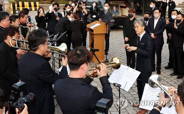 ▲ 10일 오전 서울 영등포구 KBS 본관 앞에서 열린 '국민 MC' 방송인 고(故) 송해 추모 노제에서 영결식을 마친 운구차량이 도착하자 '전국노래자랑 악단'이 단조 톤의 느린 템포로 전국노래자랑 오프닝 곡을 연주하며 고인을 맞이하고 있다. ⓒ연합뉴스