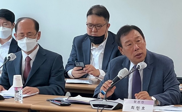 ▲ 최민호 세종시장 당선인이 10일 세종시 어진동 복합커뮤니티센터에 마련된 인수위 사무실에서 열린 제4대 세종시장 취임행사 기본계획 설명회에서 모두 발언을 하고 있다.ⓒ세종시장직 인수위