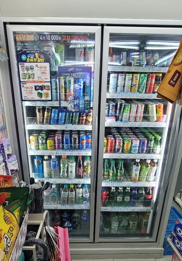 ▲ 서울 중구의 한 건물내 편의점 냉장고. 소주는 맨 아래 한품목만 보이고 대다수 다른 음료로 채워져 있다. ⓒ서영준 기자