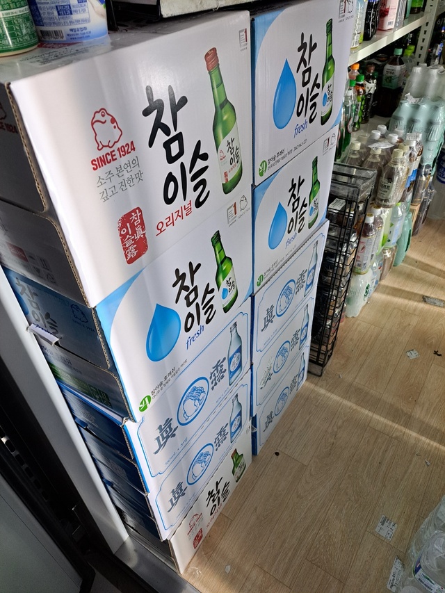 ▲ 소주 발주 제한으로 인해 서울 서초구의 한 편의점 구석에 미리 받은 소주가 박스채 쌓여 있다.ⓒ서영준 기자