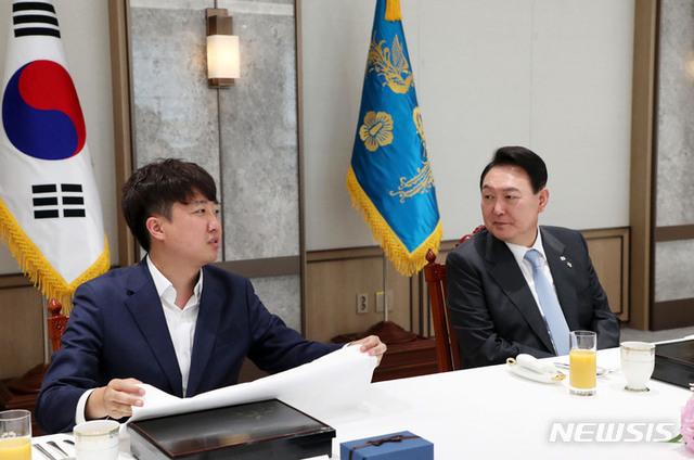 ▲ 윤석열 대통령이 10일 서울 용산 대통령실에서 열린 국민의힘 지도부 초청 오찬 간담회에서 이준석 대표의 발언을 듣고 있다.ⓒ뉴시스