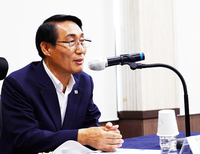 ▲ 이용록 홍성군수 당선인이 10일 오후 홍성군수직 인수위원회 출범식에서 당선인 담화문을 발표하고 있다.ⓒ홍성군수직 인수위원회