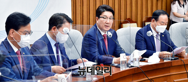 ▲ 권성동 국민의힘 원내대표가 10일 국회에서 열린 원내대책회의에 참석해 모두발언을 하고 있다.ⓒ이종현 기자