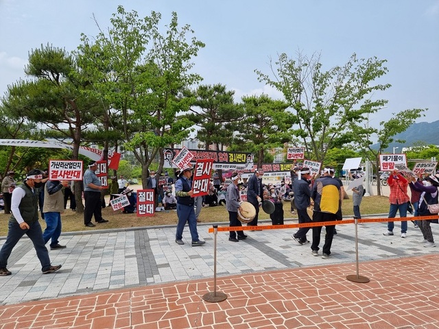 ▲ 충남 공주시 가산리 주민들이 10일 충남도청 앞에서 집회를 갖고 신공주 일반산업단지 유치 반대하며 충남도와 공주시에 철회를 촉구했다.ⓒ공주시 가산리 주민 비대위