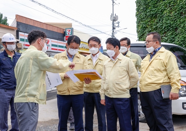 ▲ 이병환 성주군수는 지난 8일 성주읍 도시재생 뉴딜사업(1단계)의 일환으로 시행 중인 창의문화교류센터 건립공사 현장을 방문했다.ⓒ성주군