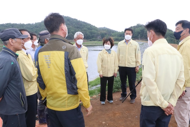 ▲ 청도군의회(의장 박재성)는 지난 8일 의원 정례간담회 후 가뭄으로 어려움을 겪고 있는 청도읍 팔치지, 이서면 풍양지 일원을 방문했다.ⓒ청도군의회
