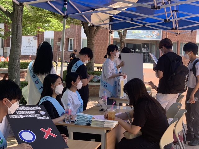 ▲ 대구대학교 사회복지학과가 지난 2일 경산캠퍼스 빛광장에서 한국법무보호복지공단 대구지부(지부장 김주병) 대학생 중심의 자원봉사자 단체인 ‘해밀위원회’ 주관으로 출소자 인식 개선을 위한 캠페인을 펼쳤다.ⓒ대구대