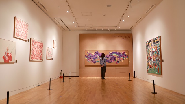 ▲ 관광객이 솔거미술관 청년작가전(Interlinked cause and effect : 유대하는 인과)을 관람하고 있다.ⓒ경주엑스포