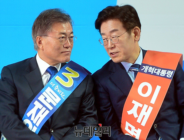 ▲ 문재인 전 대통령과 이재명 의원이 지난 2017년 3월27일 오후 전남 광주여대시립유니버시아드체육관에서 열린 더불어민주당 '제19대 대통령후보자 호남권역선출대회'에서 대화를 나누고 있다.ⓒ뉴데일리DB