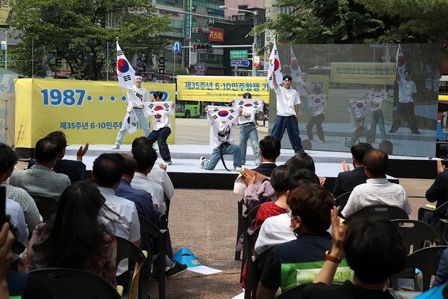 ▲ 지난 10일 충남 천안 신부공원에서 열린‘제35주년 6‧10 민주항쟁 기념식’에서 학생들이 당시 시위를 재현하고 있다. ⓒ충남도