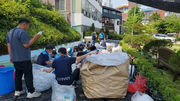 ▲ 대전둔산우체국 사랑의 전령사들이 대전혜생원에서 봉사활동을 가졌다.ⓒ대전 둔산우체국