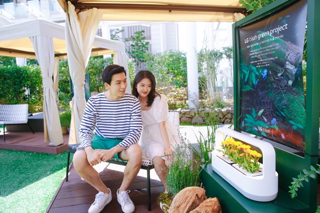 ▲ LG전자가 10일부터 한달 간 제주신화월드에서 ‘LG 틔운 그린 프로젝트(LG tiiun green project)’를 진행한다. ⓒLG전자