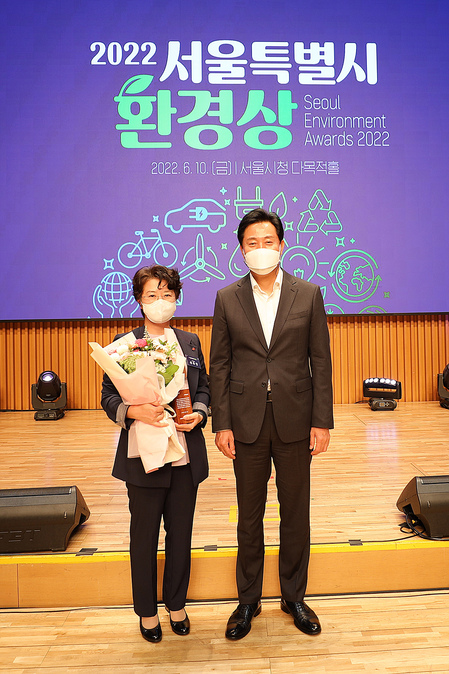 ▲ 오세훈 서울시장(우측)과 손유경 롯데물산 기술안전부문장(좌측).ⓒ롯데물산