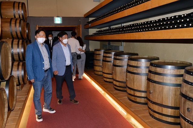 ▲ 김영환 충북도지사 당선인인 지난 11일 영동 와인터널에서 숙성되고 있는 오크통을 살펴보고 있다.ⓒ김영환 충북도지사 당선인 인수위
