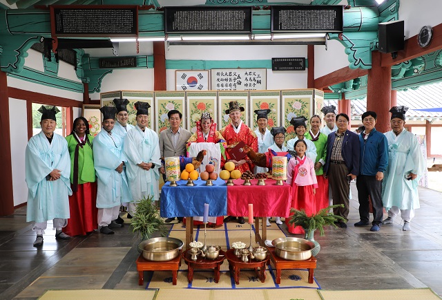 ▲ 주한미군 및 가족들이 경주향교에서 전통혼례 체험을 하고 있다.ⓒ경북관광공사