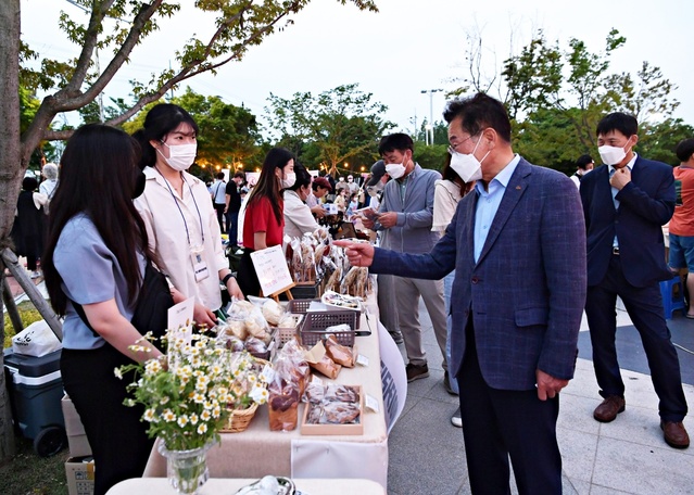 ▲ 영천시는 지역 청년창업가와 어린이 아나바다 팀을 연계해 소통·만남의 장을 꾸준히 이어가고자 10일 ‘제2회 영천시 청년고리 프로젝트’를 우로지 자연 생태공원에서 개최했다.ⓒ영천시