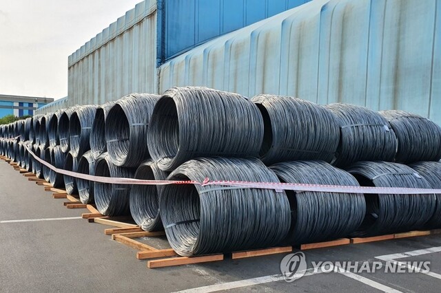 ▲ 포스코가 13일 포항제철소 일부 공장의 가동을 중단했다. 외부에 출하하지 못한 제품이 쌓인 모습. ⓒ연합뉴스