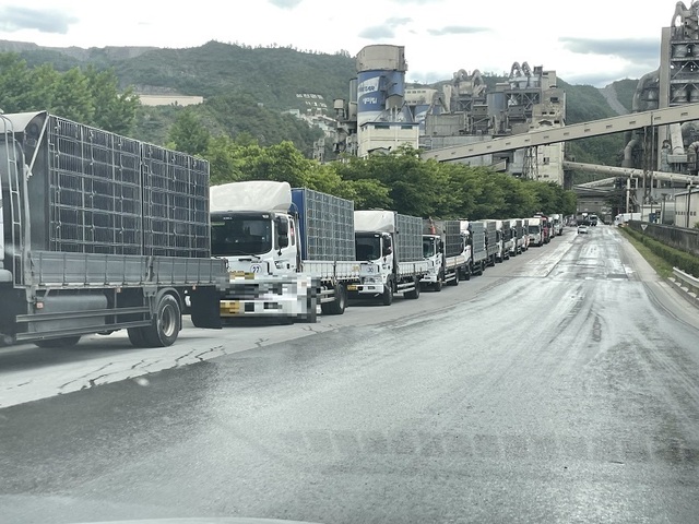 ▲ 화물연대 파업이 일주일째 이어지면서 산업현장의 피해도 눈덩이처럼 불어나고 있다. 사진은 충북 단양 한일시멘트 공장 파업현장.ⓒ독자제공