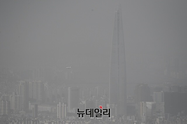 ▲ 지난 2021년 3월 29일 미세먼지로 뒤덮인 서울의 모습. ⓒ뉴데일리DB