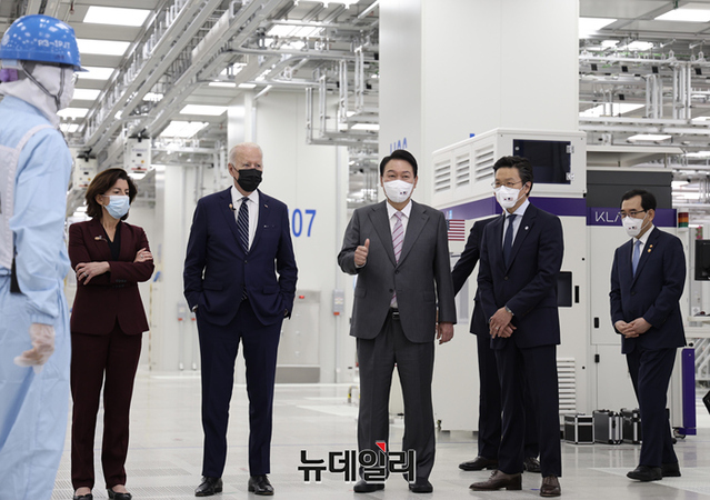 ▲ 윤석열 대통령이 지난달 20일 오후 경기 삼성반도체 평택캠퍼스를 방문한 조 바이든 미국 대통령과 만나고 있다.ⓒ정상윤 기자(사진=대통령실)