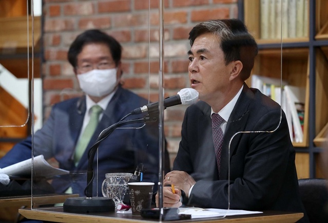 ▲ 김태흠 충남도지사 당선인과 김영석 준비위원장이 13일 도청 프레스센터에서 기자간담회를 갖고 있다.ⓒ김태흠 당선인 준비위