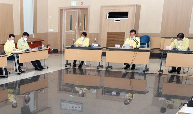 ▲ 이시종 충북도지사가 13일 확대간부회의를 주재하고 있다.ⓒ충북도