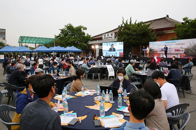 ▲ 경주시는 지난 10일 경주역 광장에서 ‘경주역사부지 활용 방안, 시민에게 듣다’라는 주제로 제6회 경주시민원탁회의를 개최했다.ⓒ경주시