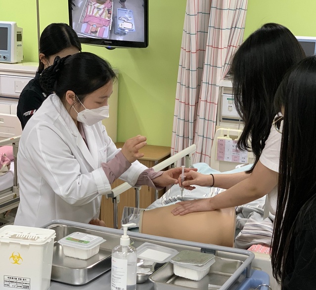 ▲ 영진전문대학교(총장 최재영) 간호학과가 고교생들의 진로설계를 위한 ‘고교-대학연계 꿈창작 캠퍼스’ 예비간호사 체험과정을 성공적으로 마무리했다고 13일 밝혔다.ⓒ영진전문대