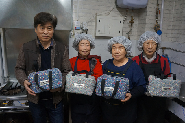 ▲ (주)새벽수라상 이남율 대표와 직원이 도시락을 들어보이고 있다.ⓒ대구시