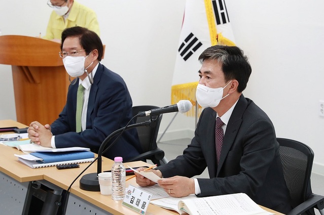 ▲ 김태흠 충남도지사 당선인이 13일 도청 별관에서 열린 충남도 첫 업무보고회에서 모두 발언을 하고 있다. ⓒ김태흠 당선인 인수위