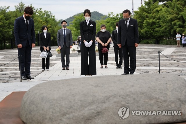 ▲ 윤석열 대통령 부인 김건희 여사가 13일 오후 경남 김해시 진영읍 봉하마을을 방문해 고(故) 노무현 전 대통령 묘역을 참배하고 있다.ⓒ연합뉴스